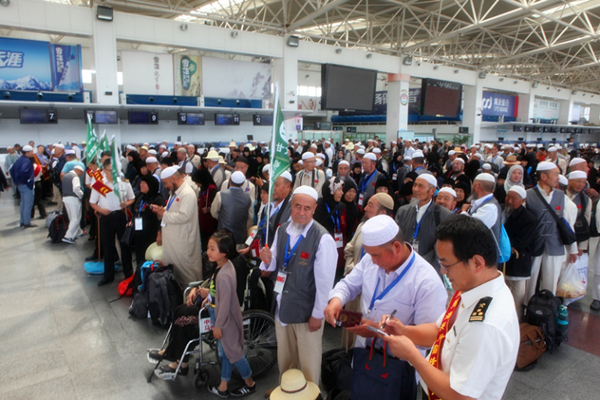 Lanzhou Customs Serves Muslim Pilgrims Outg